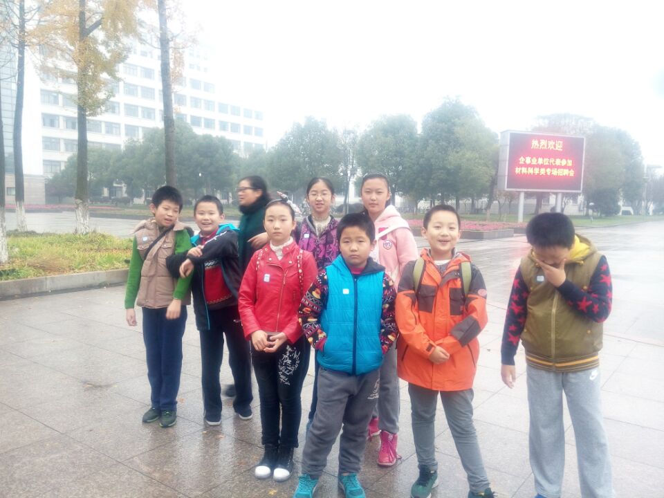 分好队兴奋的孩子们 分好队兴奋的孩子们